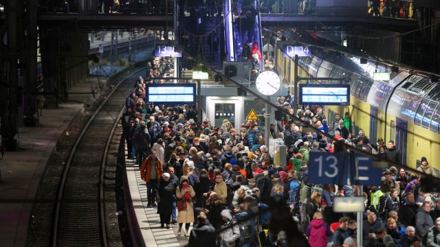 Storm: Numerous travelers are waiting for their train on a full platform at Hamburg Central Station on Thursday.