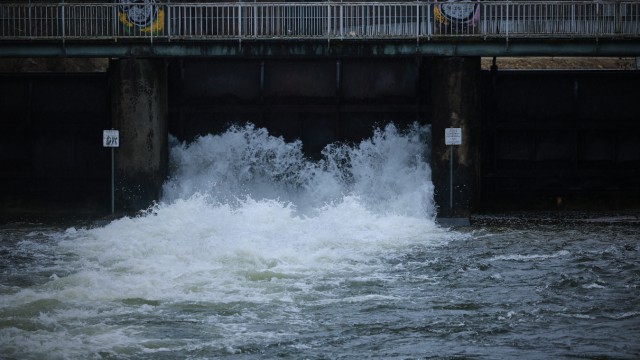 After days of storm: The Amper is currently carrying a lot of water, as can be seen here at a lock in Fürstenfeldbruck.