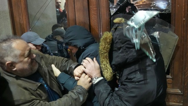 Serbia: Several people try to get into Belgrade City Hall on Sunday evening.