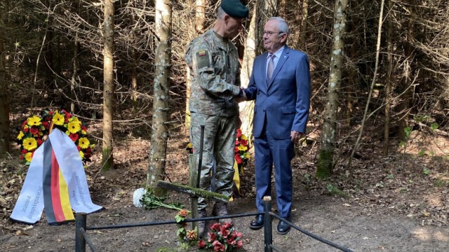 Ukraine: Wolfgang Schneiderhan, President of the German War Graves Commission (right), here at a ceremony with the Lithuanian army chief General Valdemaras Rupsys.