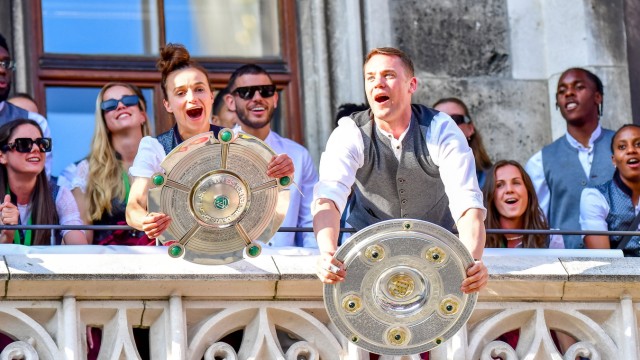 Lina Magull to Inter Milan: German champion with FC Bayern: Lina Magull celebrates with goalkeeper Manuel Neuer on the town hall balcony at Marienplatz in May 2023.