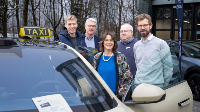 Electromobility: They opened the E-Taxi Day at the ADAC: Second Mayor Dominik Krause, Gregor Beiner, City Councilor Sybille Stöhr, Alexander Kreipl from ADAC and Thomas Kroker.