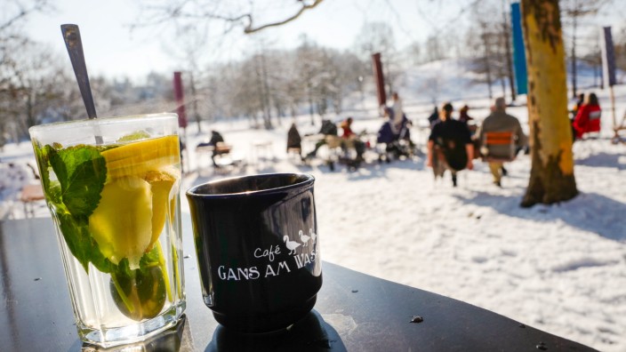 Freizeit in München: Im Café Gans am Wasser im Westpark kann man sich bei Glühwein, alkoholfreiem Punsch, Tee aus Minze, Ingwer und Zitrone oder bei einer heißen Schokolade aufwärmen.