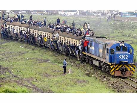 Überfüllte Züge in Kenia;AFP