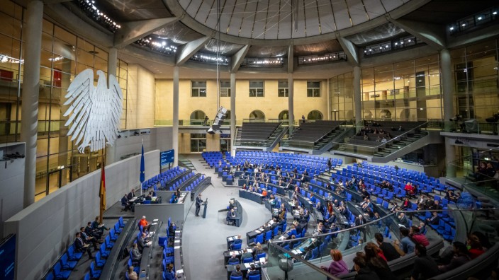 Krieg in der Ukraine: Blick ins Plenum des Bundestages