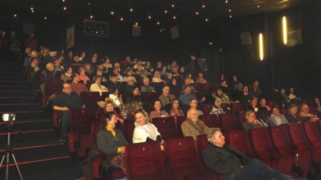 Filmpremiere in Gauting: Das Publikum stellt beim Filmgespräch Fragen.