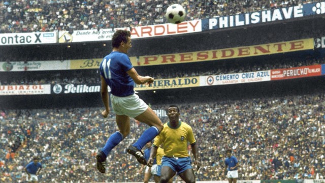 Necrologio di Gigi Riva: Gigi Riva nel 1970 all'Estadio Aztec di Città del Messico: anche il grande Pelé lo ammirava.