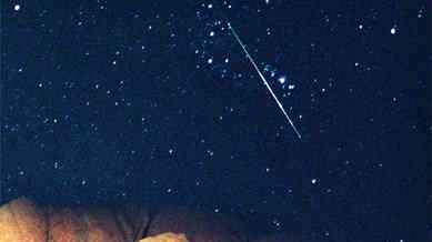 Meteore: Aufnahme einer Sternschnuppe aus dem Strom der Perseiden. In den nächsten Tagen werden diese so genannten Laurentius-Tränen wieder in großer Zahl am morgendlichen Firmament auftauchen.