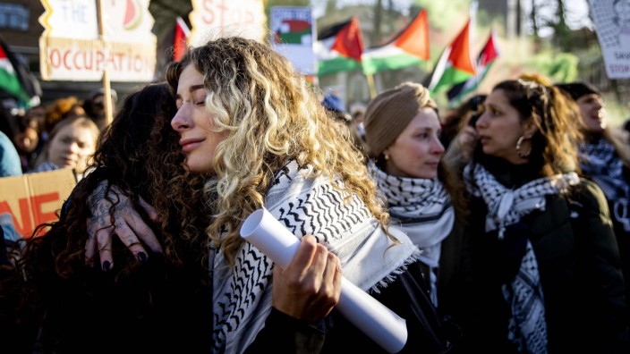 Internationaler Gerichtshof: Propalästinensische Demonstranten protestieren vor dem Gerichtsgebäude in Den Haag und fordern eine Verurteilung Israels für den Krieg in Gaza.