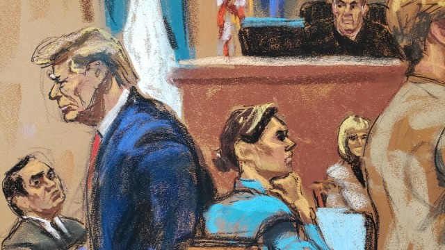 USA: A courtroom sketch shows Donald Trump leaving his seat during closing arguments.