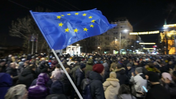 Serbien: Einen Monat nach der Wahl in Serbien protestieren Menschen in Belgrad gegen mutmaßliche Manipulationen.