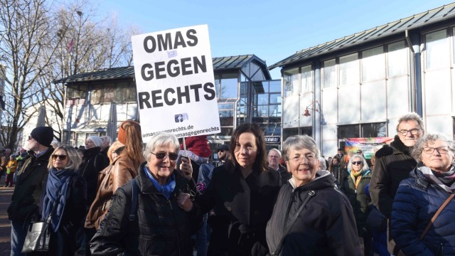 Demonstration: Aus Markt Indersdorf kamen Omas gegen Rechts".