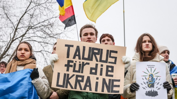 Russlands Angriffskrieg: Streitpunkt "Taurus": Demonstranten in Berlin fordern Waffenlieferungen an die Ukraine.