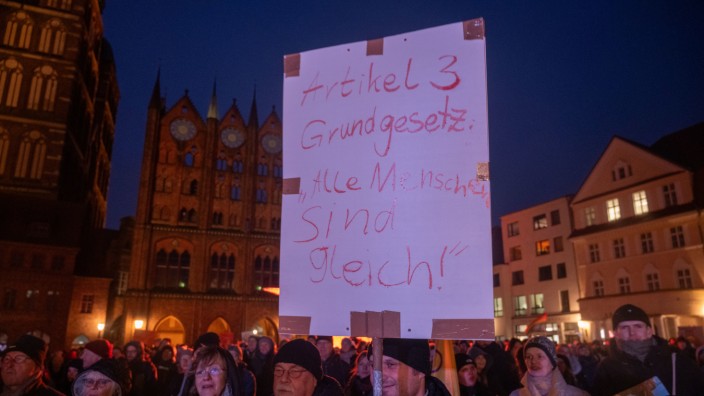 Kampf gegen Rechtsextremismus: In Stralsund erinnern Protestierende gegen Rechtsextremismus an den Geist des Grundgesetzes.