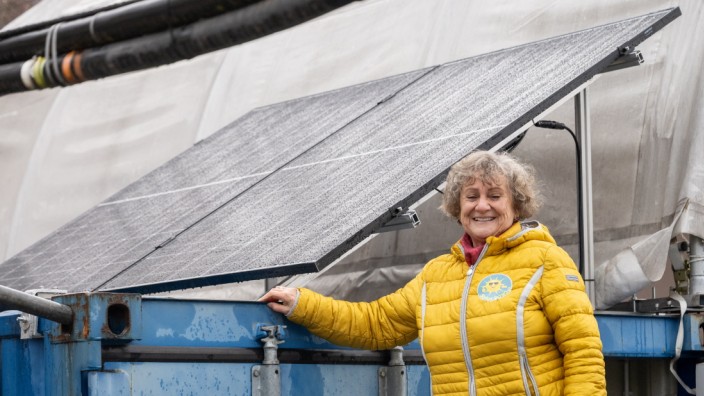 Spenden-Aktion: Die erste Anlage von Solar 2030 - im Bild Renate Schultes - liefert Strom unter anderem für die Kühlanlagen der Fahrzeuge, die Lebensmittel transportieren.