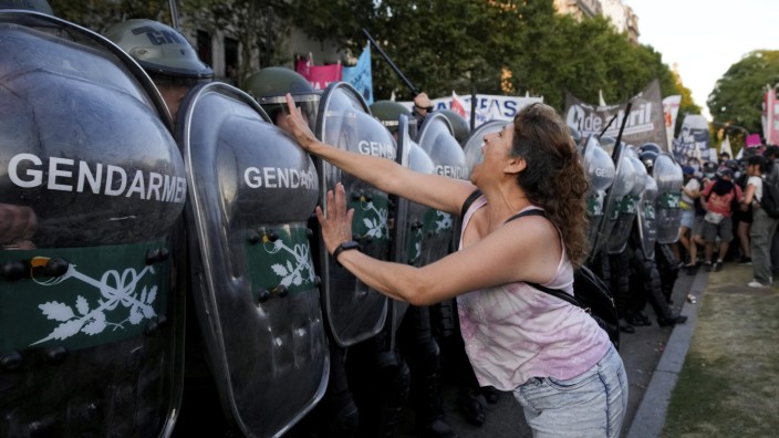 Argentinien: Vor dem Kongress in Argentiniens Hauptstadt Buenos Aires kommt es zu heftigen Protesten gegen das geplante Gesetz.