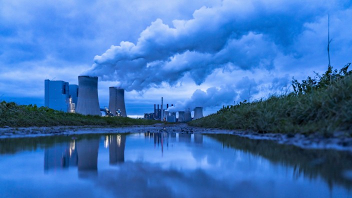 Europäische Union: Bis Ende des Jahrzehnts soll der Ausstoß klimaschädlicher Gase um 55 Prozent sinken - verglichen mit 1990. Hier das Braunkohlekraftwerk Neurath.