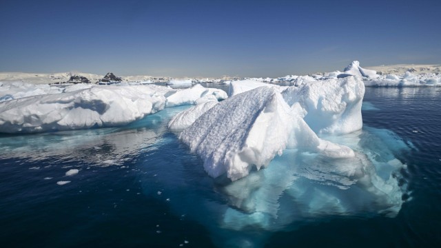 Klimawandel: Eisberg in der Gerlache-Meerenge: Rund um die Antarktis wird weniger Meereis beobachtet als im langjährigen Durchschnitt.