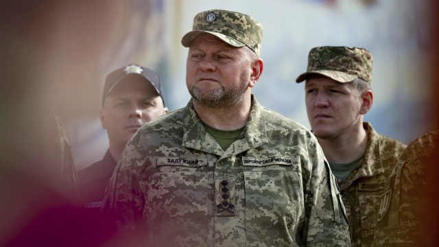 Kiew: Der bisherige Oberkommandeur der ukrainischen Streitkräfte, General Walerij Saluschnyj (M).