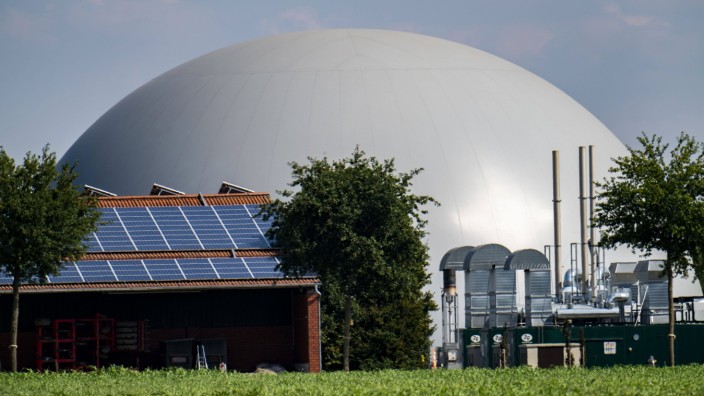 Landwirtschaft: Viele landwirtschaftliche Betriebe betreiben mittlerweile auch Solar-, Windkraft- oder Biogasanlagen wie hier in Rietberg, Nordrhein-Westfalen.