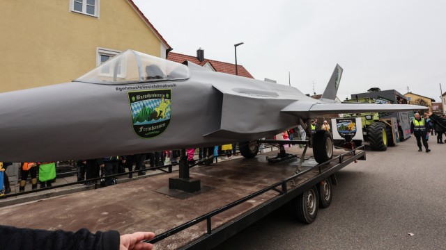 Faschingsumzüge: Der Burschenverein Freinhausen hat einen Kampfjet nachgebaut.
