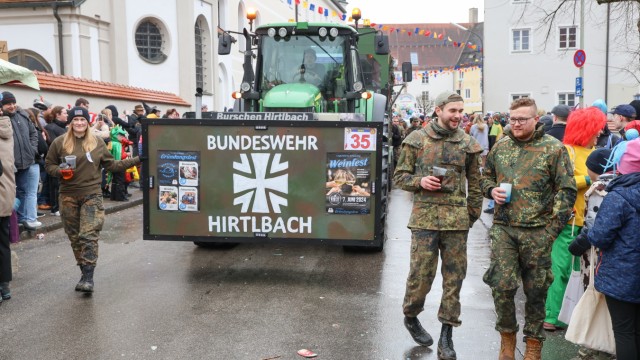 Faschingsumzüge: Die Bundeswehr Hirtlbach sorgte für eine militaristische Note, blieb aber ganz friedlich.