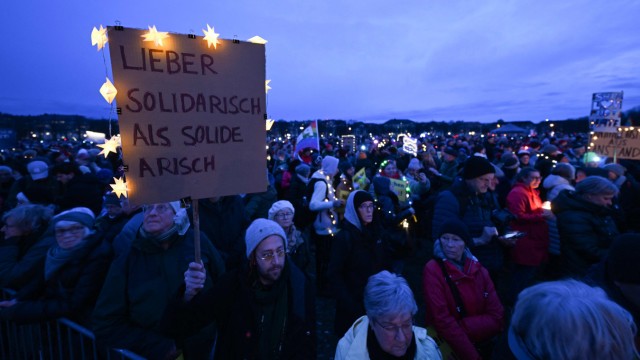 Luftbild vom "Lichtermeer" auf der Theresienwiese: Es war eine friedliche Demonstration, gegen Rassismus und für die Demokratie.
