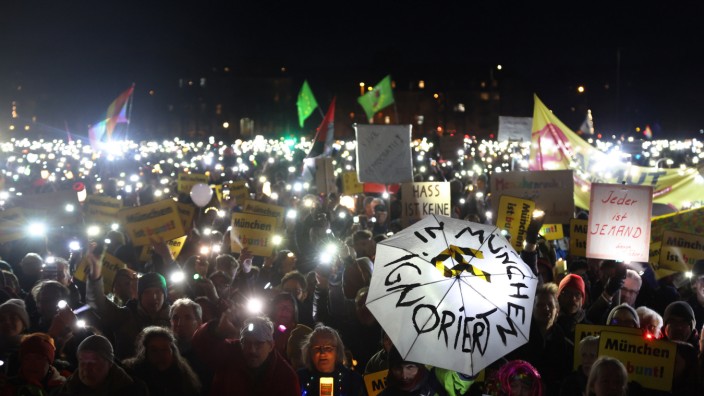 Lichtermeer in München: Auf der Theresienwiese wird im Herbst zwei Wochen lang gezecht. Am Sonntagabend aber strahlten dort Tausende Lampen beim "Lichtermeer für Demokratie".