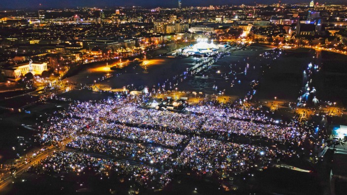 Luftbild vom "Lichtermeer" auf der Theresienwiese: Zehntausende Menschen, Zehntausende Lichter: Aus der Luft sind auch die penibel freigehaltenen Rettungswege gut zu erkennen.