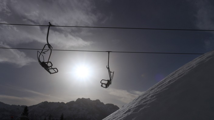 Bad Hindelang: Im Skigebiet Oberjoch ist ein Kind aus einem Sessellift gefallen. (Symbolfoto)