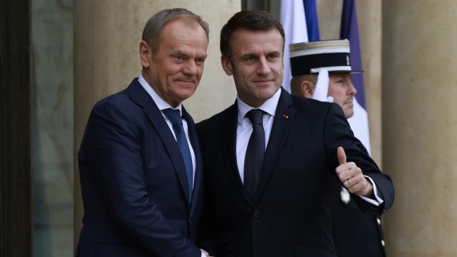 Donald Tusk in Berlin: Ein paar Stunden vorher in Paris: Tust bei Emmanuel Macron.