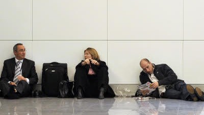 Sprengstoffalarm: Am Münchner Flughafen haben es sich die Wartenden gestern in ihrer Not selbst auf dem Boden der Wartehalle bequem gemacht.