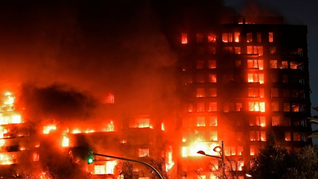 España: Las llamas envuelven todo el edificio en Valencia.