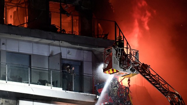 Espagne : Scènes dramatiques : Deux habitants attendent sur un balcon pour être secourus par les pompiers.