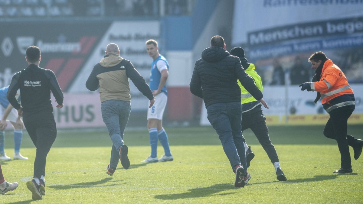 2. Bundesliga: Rostock-Fan stürmt Spielfeld und attackiert Spieler