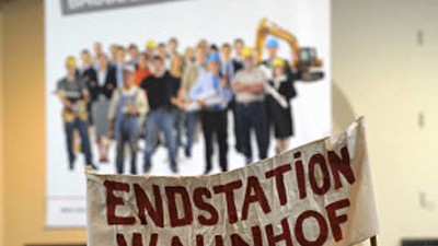 "Stuttgart 21": Mehrere hundert Menschen protestierten im Stuttgarter Hauptbahnhof gegen den Beginn der Bauarbeiten für eines der größten Bahnprojekte Deutschlands.