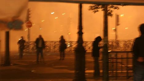 Live-Ticker zur Frankreichwahl: Tränengasschwaden überall: Blick aus dem Cafe "Bastille" auf die Place de la Bastille