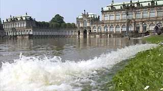 Unwetter: In Dresden saugt das Technische Hilfswerk mit Hochleistungspumpen das Wasser aus dem Gebäudekomplex in den Innenhof des Zwingers.