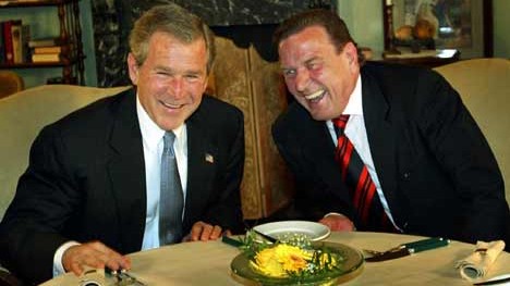 Chronik einer Krise: Ein Foto aus entspannteren Tagen: Bush und Schröder im Mai 2002.
