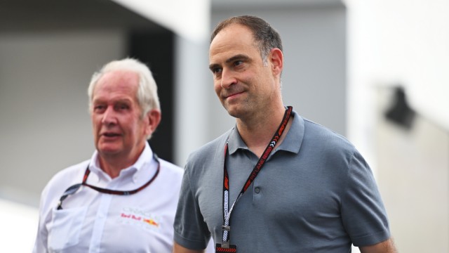 Formule 1 en Arabie Saoudite : sont venus ensemble samedi sur le circuit : le consultant Red Bull Motorsport Helmut Marko (à gauche) et Oliver Mintzlaff, directeur général de la GmbH.