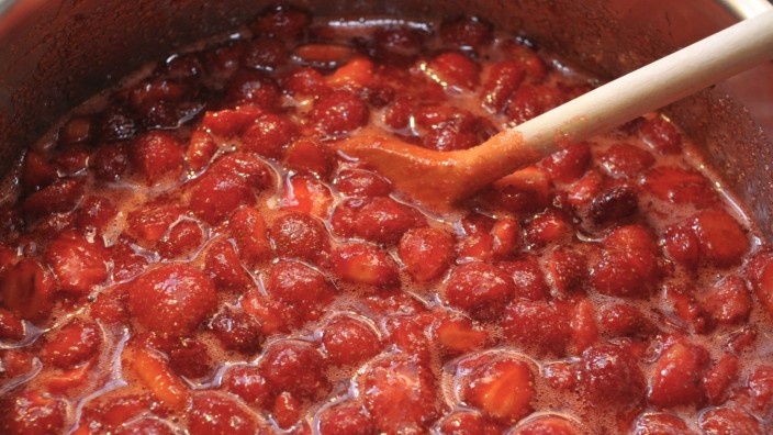 Samstagsküche: Auch eingekocht schmecken Erdbeeren nach Sommer.