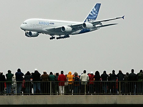 Riesenflieger A380 im Anflug auf den Frankfurter Flughafen.
