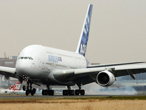 Riesenflieger A380 auf dem Frankfurter Flughafen.