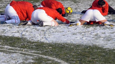 Fußball: 2. Liga: Aufwärmen im Schnee: Union Berlin vor dem 1:1 gegen den TSV 1860.