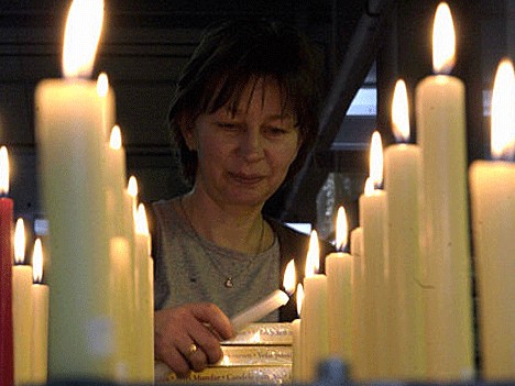 Sieglinde Schulz kontrolliert in der Salzwedeler Kerzenfabrik das Brennverhalten von Kerzen