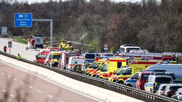 Saxe : des véhicules d'urgence et des hélicoptères de sauvetage se trouvent sur l'A9 sur les lieux de l'accident.