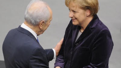 Peres in Berlin: Israels Staatspräsident Schimon Peres und Bundeskanzlerin Angela Merkel kennen sich bereits von früheren Staatsbesuchen.