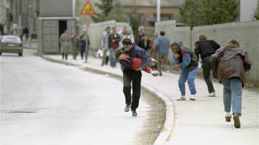 Den Haag: Sarajewo 1993: Fußgänger bringen sich an einem häufig von Heckenschützen beschossenen Straßenstück in Sicherheit.