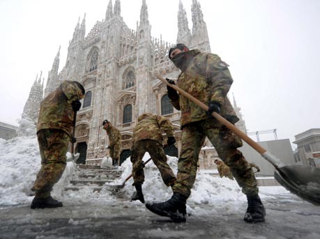 Soldaten räumen in Mailand Schnee;dpa