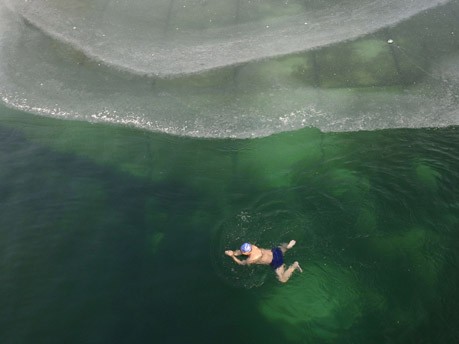 Eisschwimmen in China;Reuters